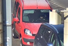 Zloděj v Rakovníku narazil na odemčené auto, nasedl a ujel. Pátrají po něm policisté